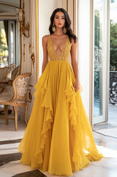 Robe de bal longue jaune à décolleté en V profond et froncée, ornée de volants