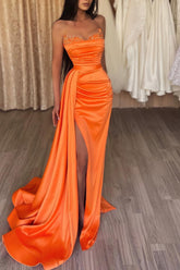 Robe de bal sirène longue orange sans bretelles à volants et fente
