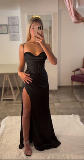 Vestido de noche negro satinado sin mangas con corsé y abertura, modelo Y5082