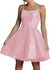 Vestido de fiesta corto de tul con encaje y cuentas, escote cuadrado cuadrado y tirantes finos.