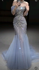 Precioso vestido de novia/fiesta de sirena con hombros descubiertos y tul azul con cuentas Y8058
