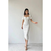 Robe de soirée mi-longue fourreau en dentelle à col carré et manches courtes