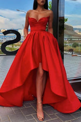 Vestido rojo de fiesta con escote corazón y corte asimétrico