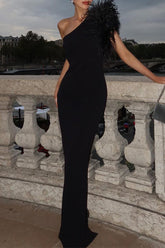 Elegantes vestidos de noche formales con cuello oblicuo y plumas.