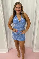 Vestido corto de fiesta de bienvenida con lentejuelas azules brillantes, cuello halter y espalda descubierta