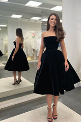 Elegante vestido corto negro de terciopelo sin tirantes ni mangas hasta la rodilla para baile de graduación