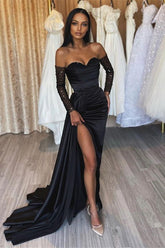 Robe de bal noire longue à épaules dénudées, décolleté en cœur, fente sur le devant et manches en satin