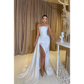 Robe de bal longue en satin plissé sans bretelles avec perles et fente