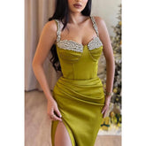 Robe de soirée à bretelles spaghetti et plis perlés avec fente latérale