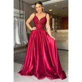 Robe de soirée longue à bretelles spaghetti et appliques en dentelle