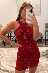 Vestido rojo de lentejuelas brillantes ajustado al cuerpo, con cuello halter y espalda descubierta, ideal para fiestas de bienvenida.