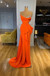 Robe de bal longue sirène orange à paillettes sans bretelles en satin drapé, ornée de sequins