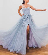 Vestido de noche corte A, brillante y reluciente, vestido formal con cola de corte, sin mangas, escote corazón, tul con apliques de abertura y cuentas