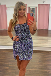 Vestido corto de fiesta con lentejuelas moradas, tirantes finos y espalda cruzada, estilo tubo brillante.