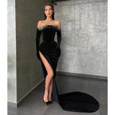Vestido de noche formal de terciopelo negro con hombros descubiertos, mangas largas y abertura