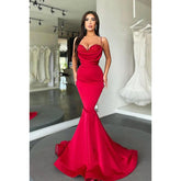 Vestido de noche largo de sirena de satén con tirantes finos y escote en forma de corazón