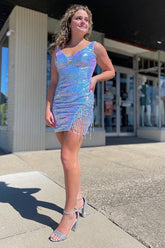 Robe de bal courte moulante à sequins bleus, col V et pompons, ornée de paillettes.