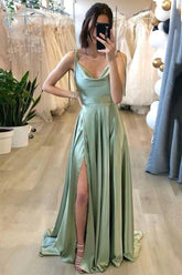 Robe de bal longue vert clair à fines bretelles et coupe trapèze, avec fente.