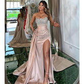 Robe de soirée sirène de luxe unique, sans bretelles, avec perles et fente