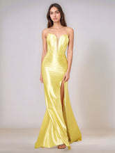 Vestido largo de dama de honor estilo sirena con escote en V profundo, tirantes finos y abertura.