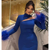 Robe de soirée fourreau à col haut et manches longues avec plumes bleu roi