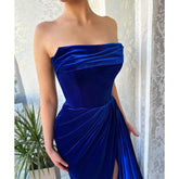 Vestido largo de fiesta de graduación azul real de terciopelo sin tirantes con pliegues, abertura y cola