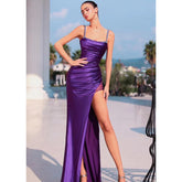 Vestido largo de fiesta con tirantes, satén morado, pliegues y abertura.