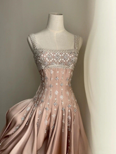 Robe de bal de luxe en satin nude ornée de perles et de diamants à la main Y4542