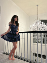 Robe de bal courte bleu marine à décolleté cœur et dentelle à volants Y8107