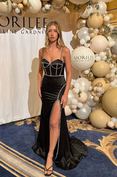 Encantadores vestidos largos de fiesta de sirena con escote corazón, de terciopelo negro y pedrería