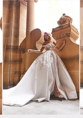 Vestido de novia largo de corte princesa con hombros descubiertos, apliques de lentejuelas y encaje con abertura