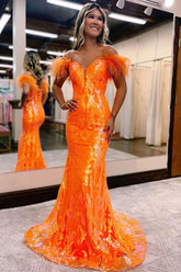 Vestido largo de fiesta naranja estilo sirena con hombros descubiertos y plumas