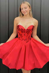 Elegante vestido rojo de corte A con escote corazón y corsé, adornado con cuentas, ideal para fiestas de bienvenida.