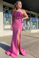 Vestido de fiesta rosa estilo sirena con un solo hombro y abertura frontal