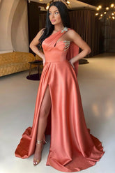 Robe de bal sirène longue asymétrique fendue sur le devant et ornée de perles