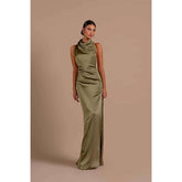 Vestido de fiesta formal largo sin espalda con pliegues y cuello halter único