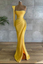 Robe de bal longue sirène jaune asymétrique en satin ornée de perles et de manches