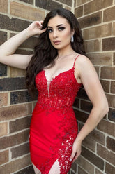 Robe de bal courte rouge fourreau à fines bretelles et appliques