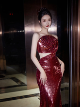 Vestido de fiesta largo de sirena color burdeos sin tirantes con lentejuelas y flores de rosas Y8595