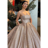 Robe de bal sans bretelles en tulle doré scintillant