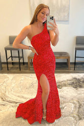 Robe de bal fourreau asymétrique rouge à sequins avec fente.