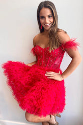 Robe de bal courte rouge à épaules dénudées et plumes