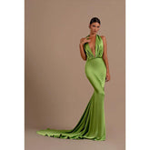 Robe de soirée longue sirène en satin froncé, décolleté en V profond et dos nu