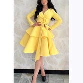 Robe de soirée trapèze courte en satin froncé à manches longues et col en V avec volants