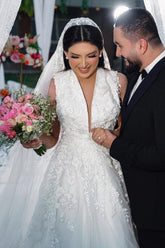 Vestidos de novia de corte A, encantadores, sin mangas, de tul, hasta el suelo, con escote en V y apliques.