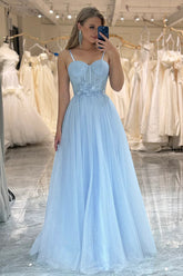 Robe de bal bleue pailletée en tulle à fines bretelles et coupe trapèze