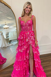 Robe de bal/soirée en dentelle à volants, coupe trapèze, avec fente.