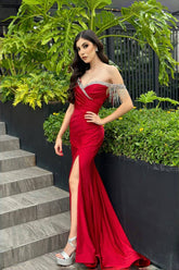 Superbe robe de bal rouge en satin à col en cœur sans manches avec strass et fente sur le devant