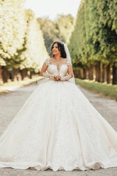 Vestidos de novia de tul con escote corazón, manga larga, apliques y pedrería, estilo princesa, corte princesa, largos hasta el suelo.