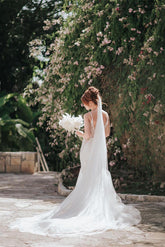 Precioso vestido de novia largo de sirena con tirantes finos, escote en V, encaje, sin mangas y espalda descubierta
